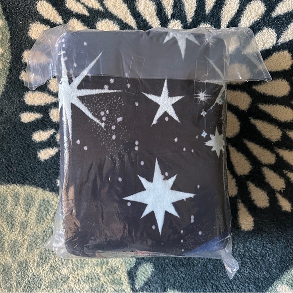 NWT Victoria's Secret Galaxy Sherpa Throw Cozy Soft Plush Blanket - Picture 6 of 8
